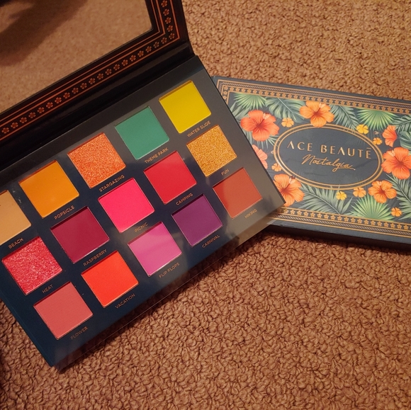 Ace Beauté Nostalgia Eyeshadow Palatte - Picture 2 of 3